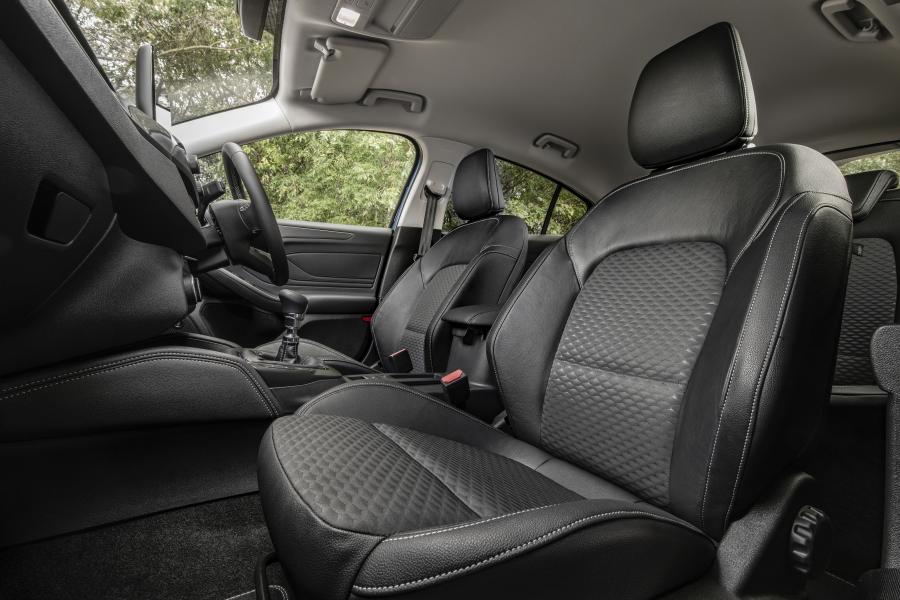 Интерьер Ford Focus Titanium 2018 года  (UK) (фото 13 из 18)